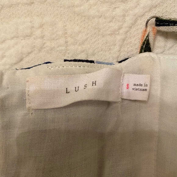 Lush size S dress- super flattering, short, hourglass fit - Picture 3 of 7